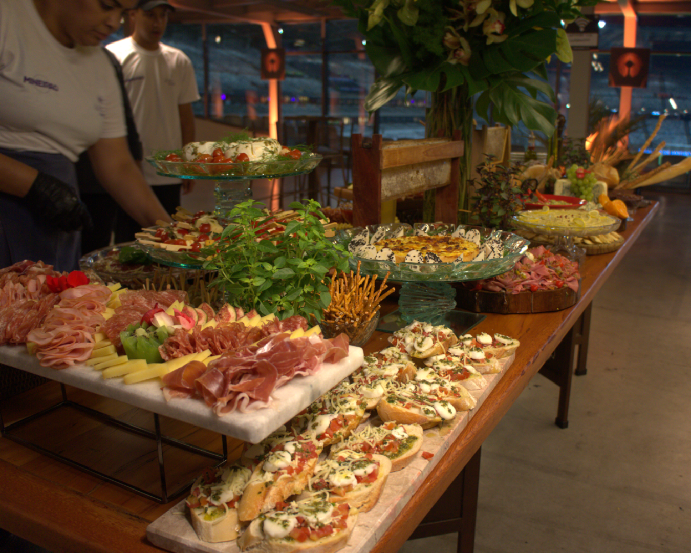Mesa Gourmet com Frios e Bruschettas
