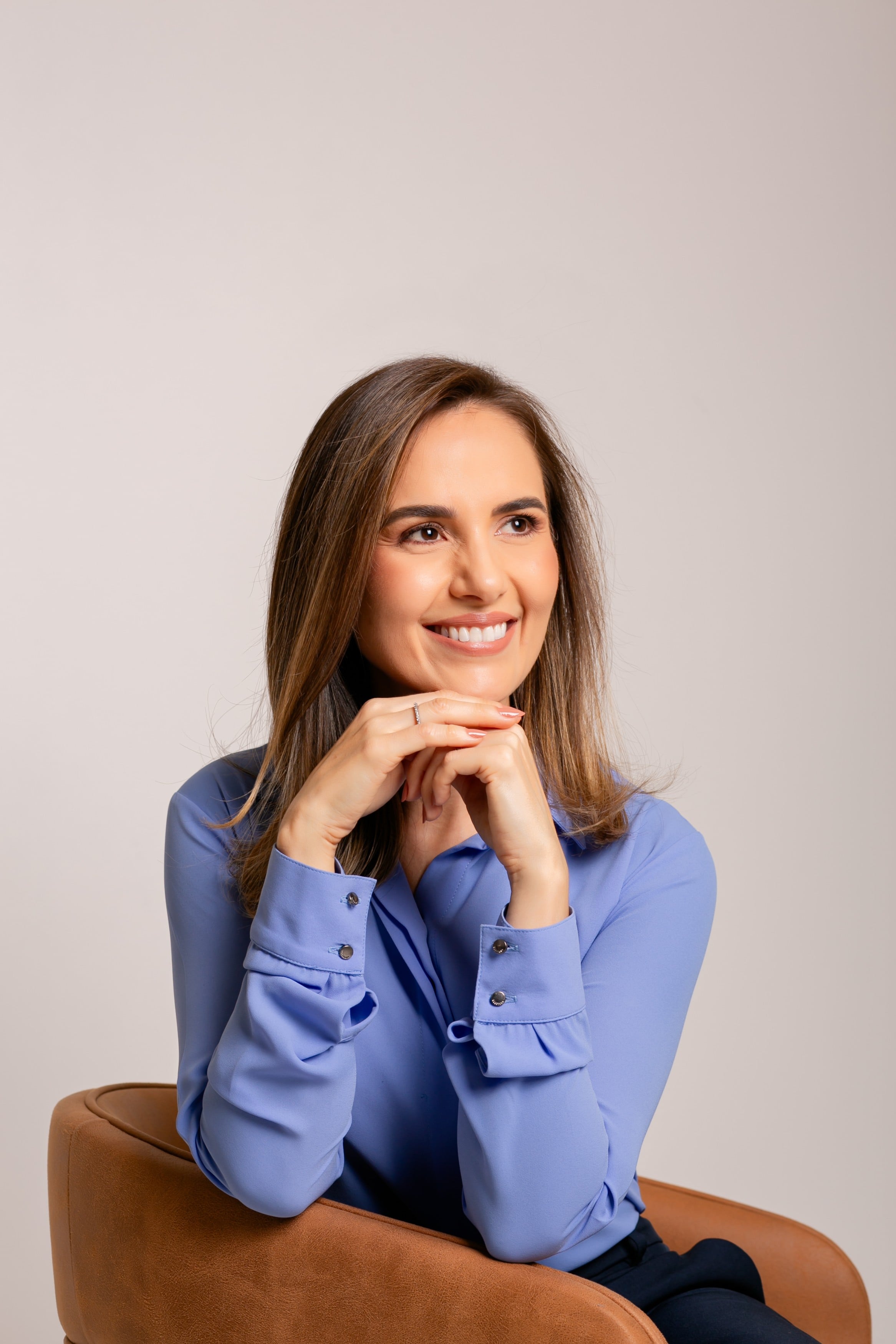 Dra. Isadora Lippmann sentada
