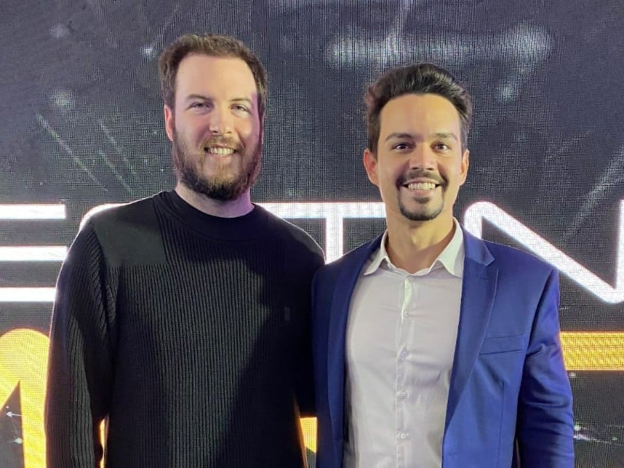 Lucas Miguel ao lado de outro mentor