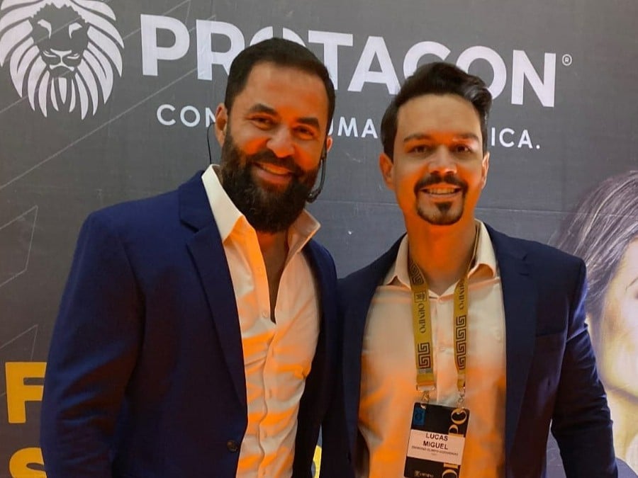 Lucas Miguel ao lado de outro mentor