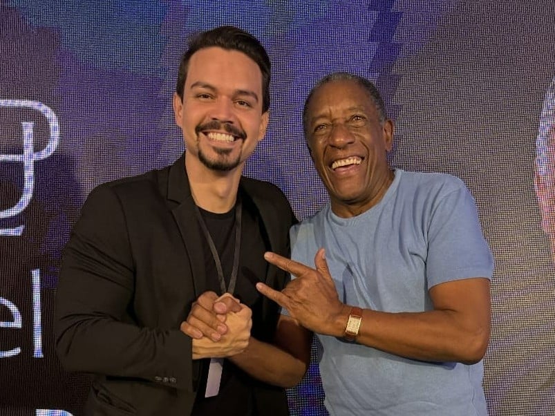 Lucas Miguel ao lado de outro mentor