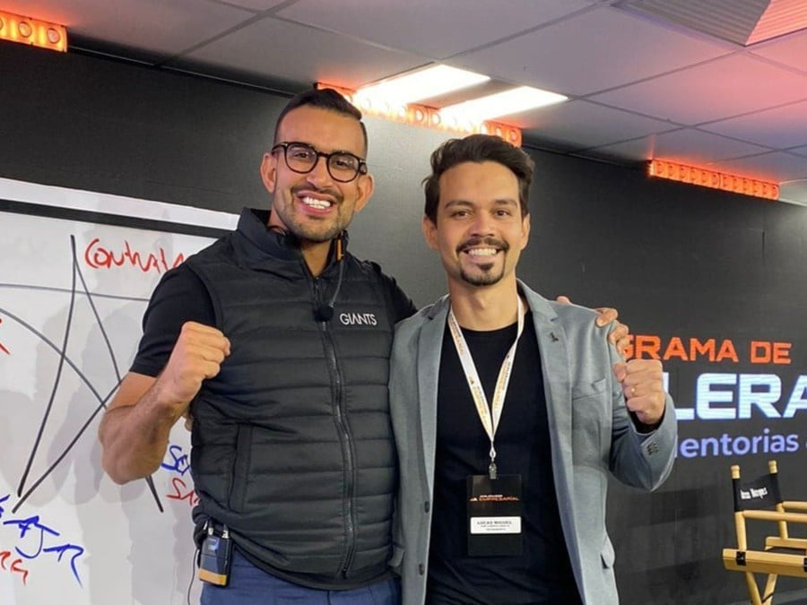 Lucas Miguel ao lado de outro mentor
