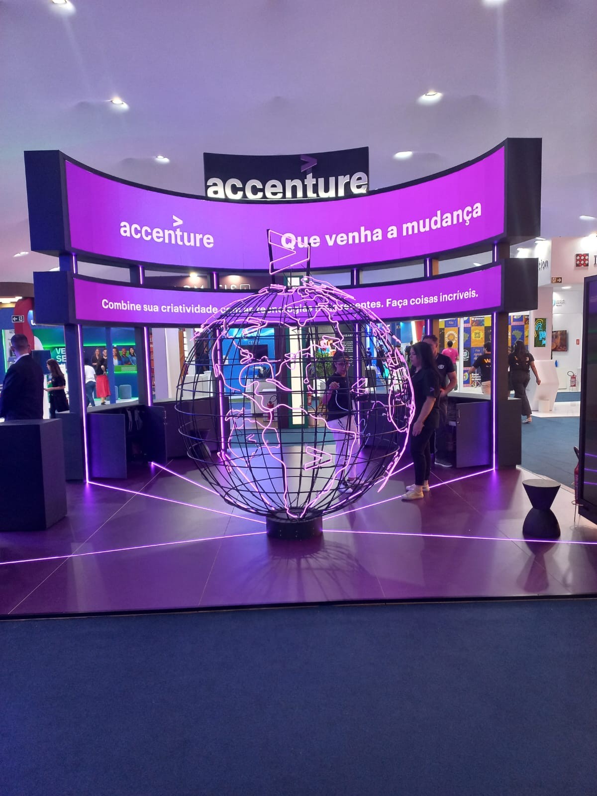 Ambiente com painéis de LED flexíveis e uma esfera de LED