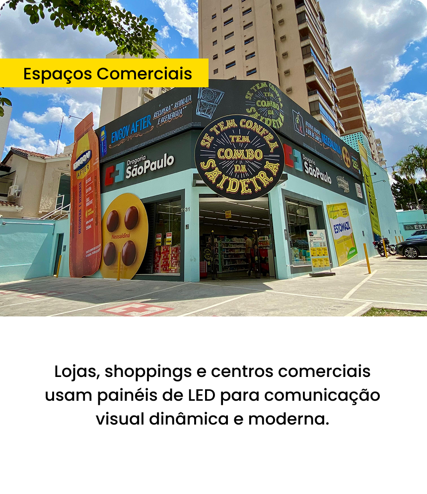 Fachada de loja com painéis de LED