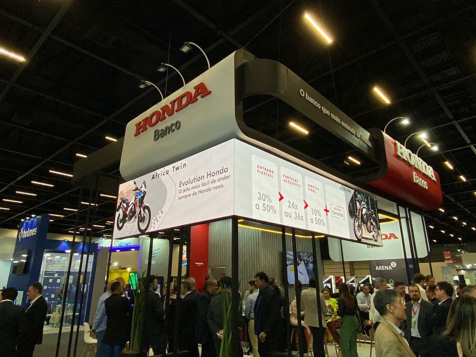 Estande com painel de LED de borda infinita