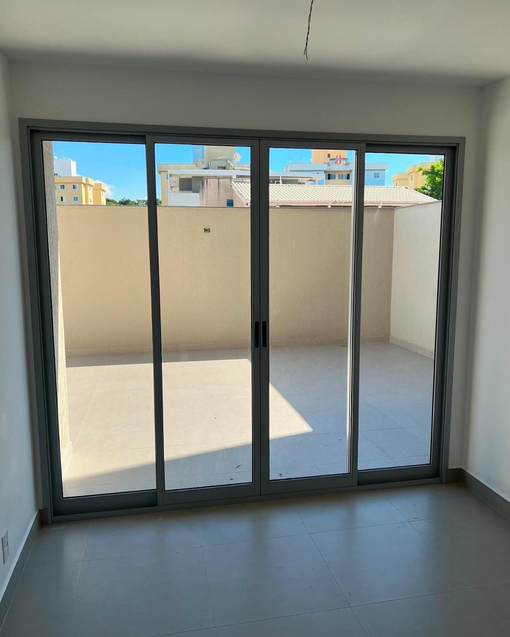 Janela e porta em vidro com esquadria de alumínio da Alumarc