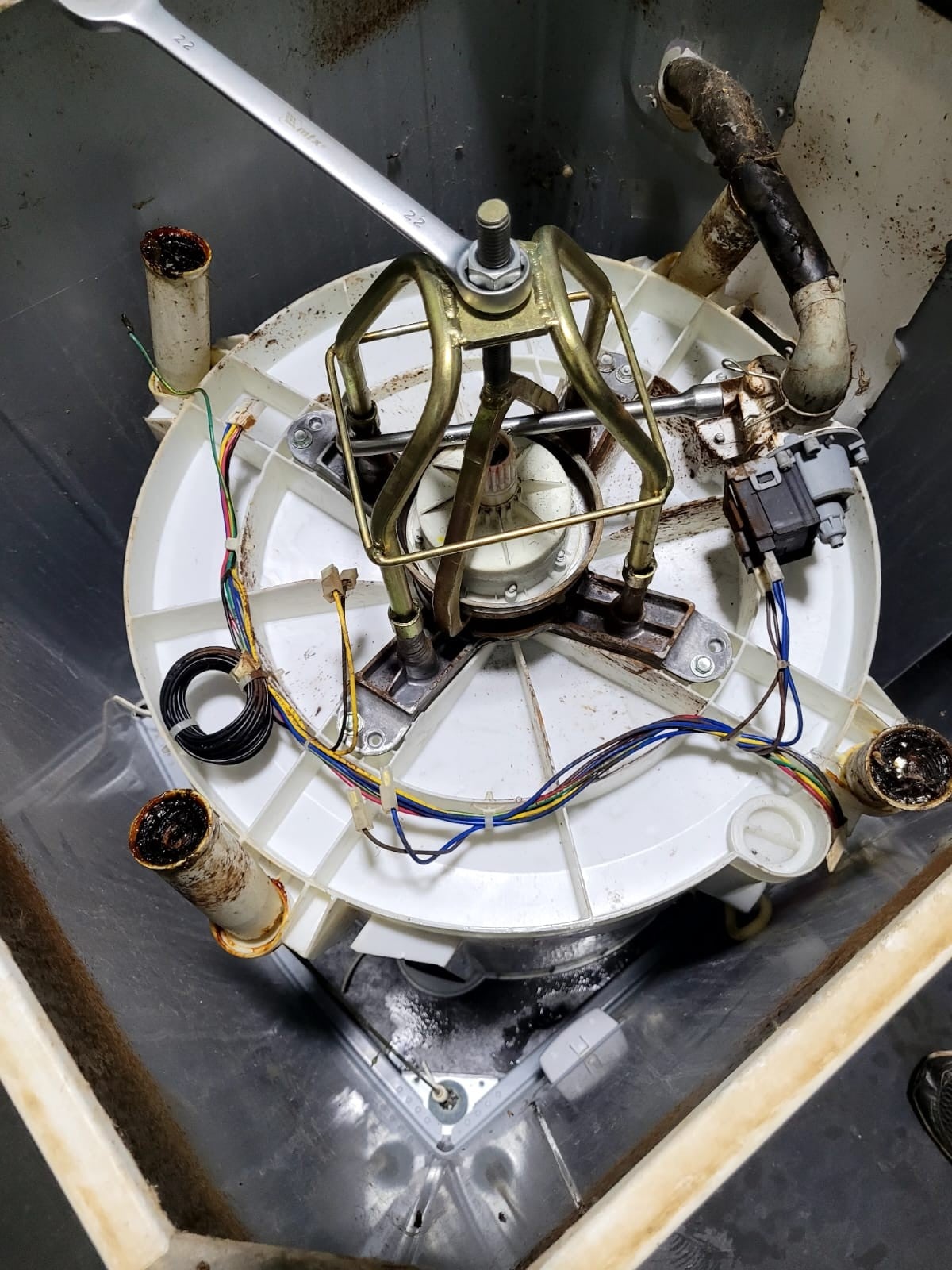 Mecanismo interno de uma máquina de lavar antes do conserto
