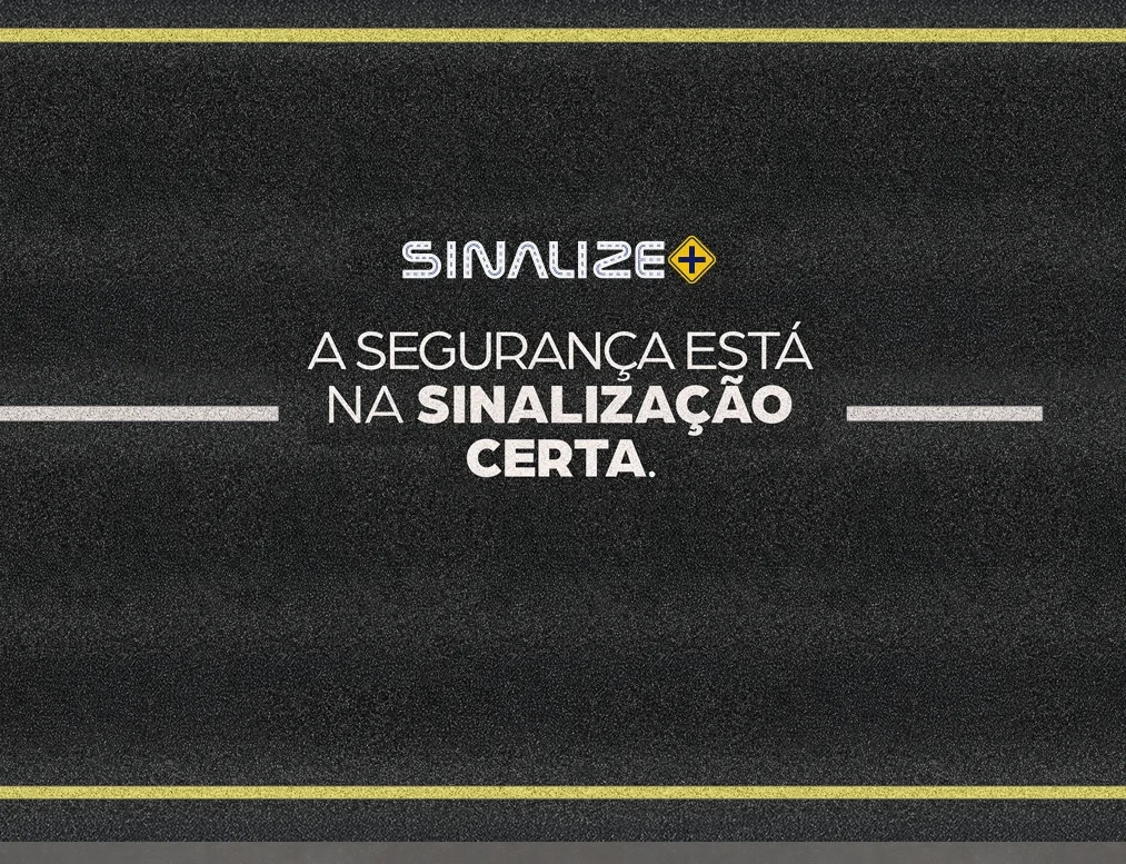 Lago e montanhas refletidas
