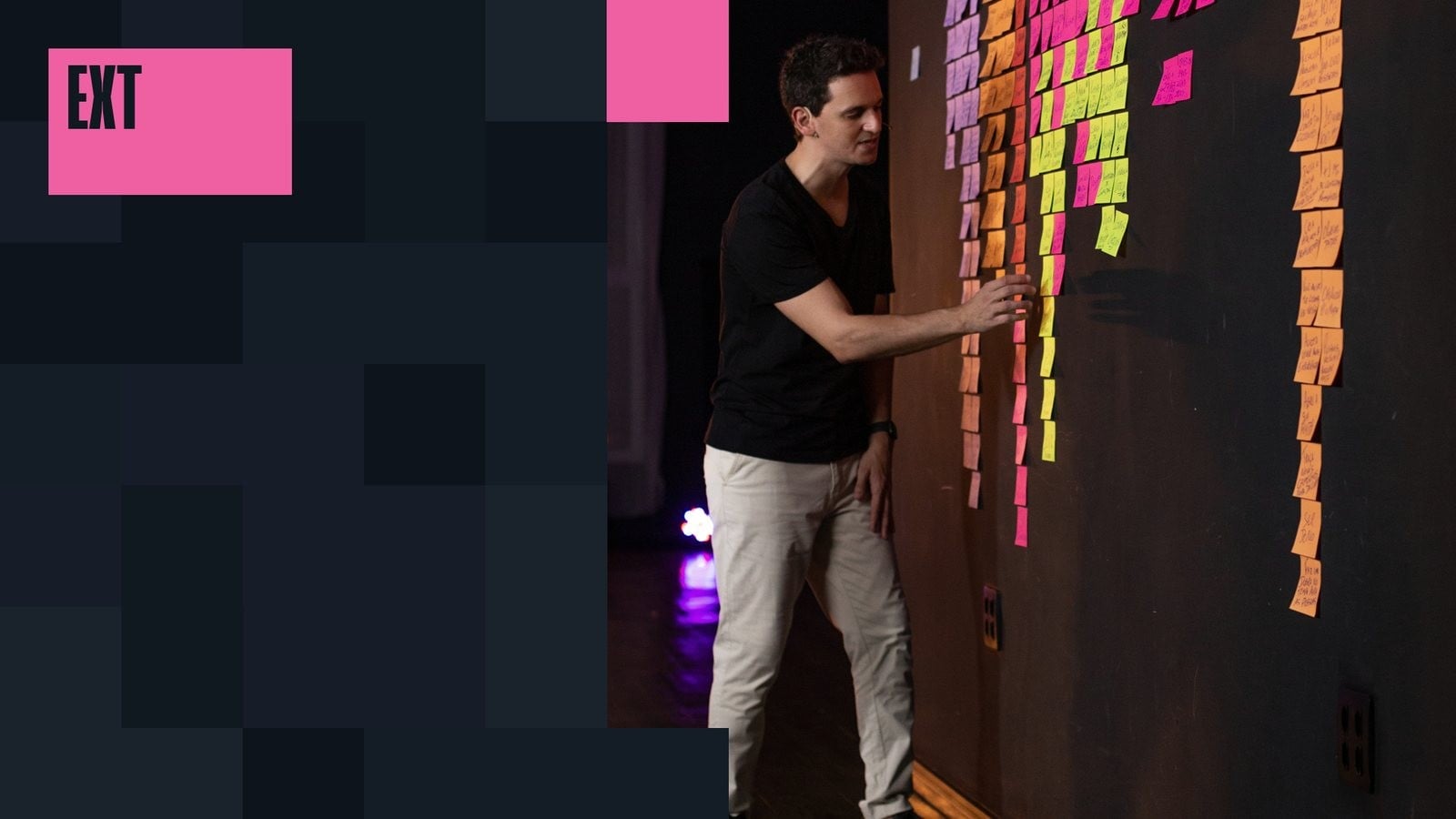 Paulo Soares Pereira diante da Parede real de post-its do método