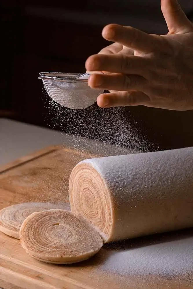 Bolo de rolo pronto, enrolado e brilhante
