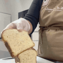 Pão de Amêndoas sendo aberto revelando maciez fofinha