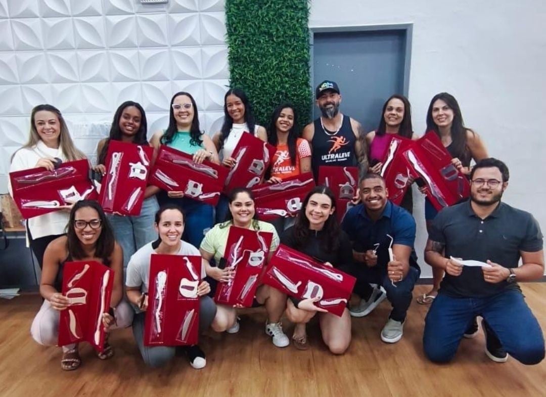 Turma da Formação em Liberação Miofascial com os kits de instrumentos, LIFE Cursos
