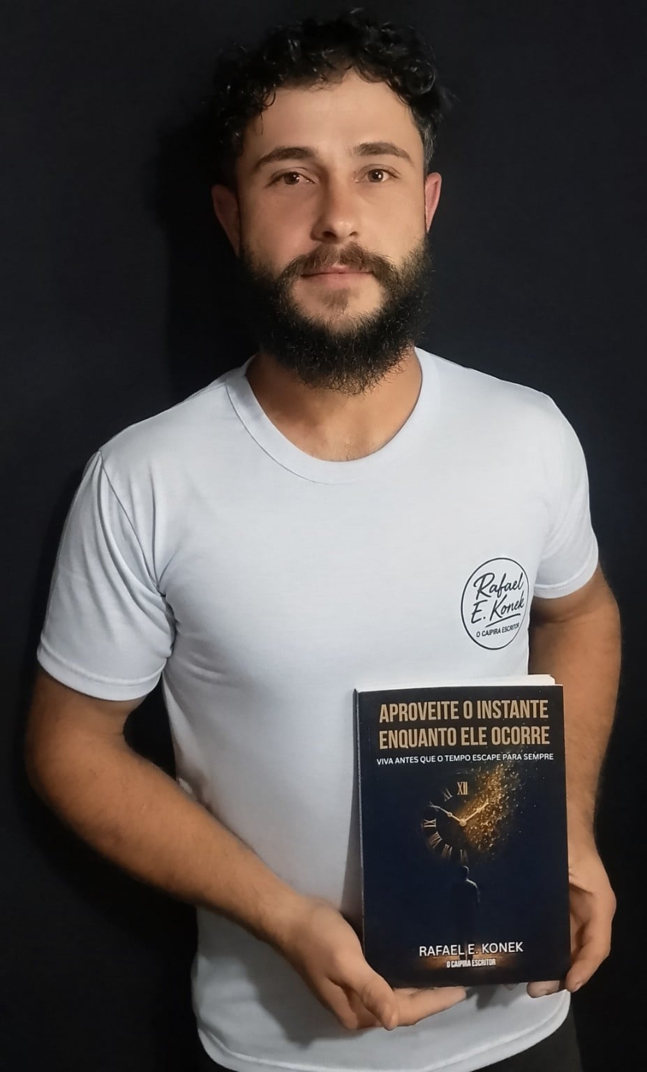 Rafael E. Konek com o livro Aproveite o Instante Enquanto Ele Ocorre em mãos