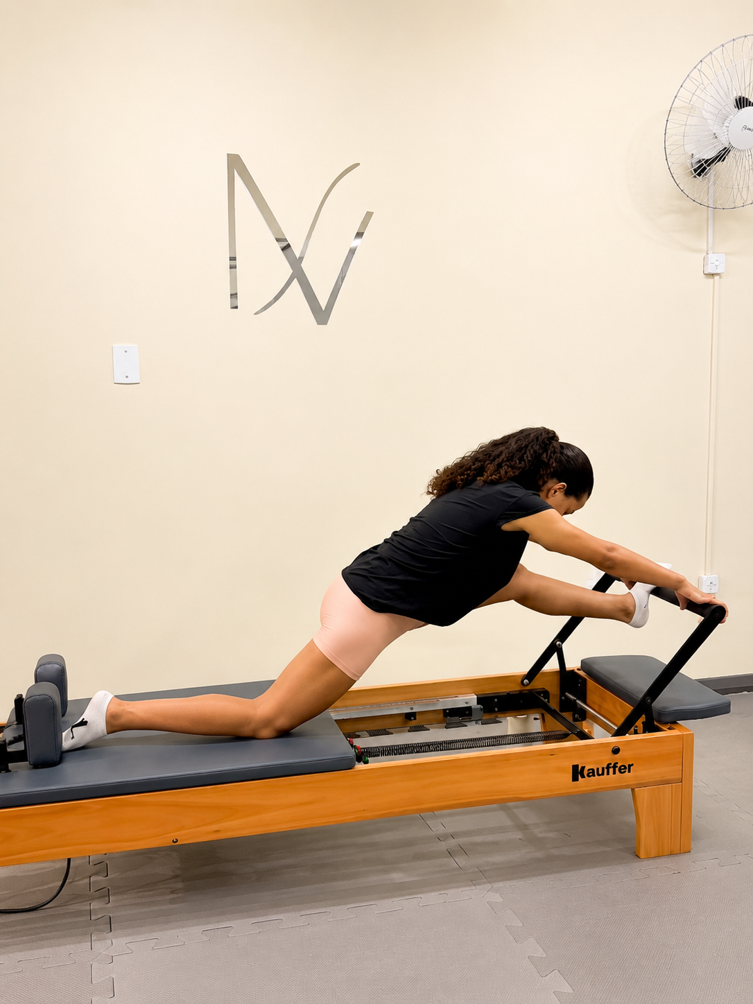 Aluna praticando no reformer