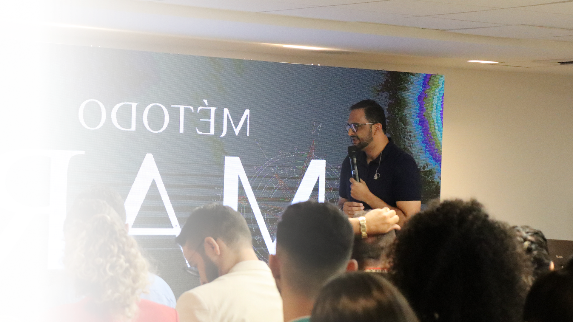 Moisés Ramos no palco do Summit Paraíba