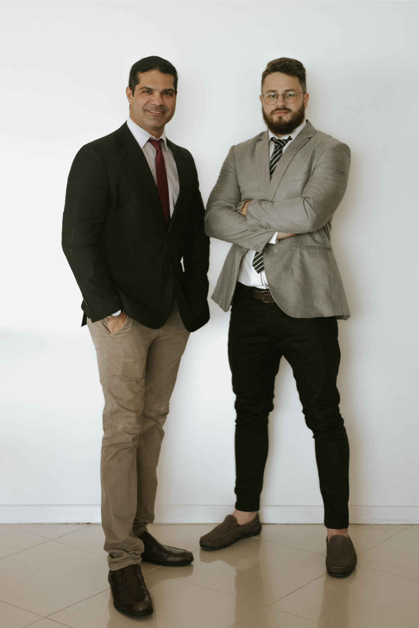 Lincoln Poubel e Pedro Rodrigues, de pé, lado a lado