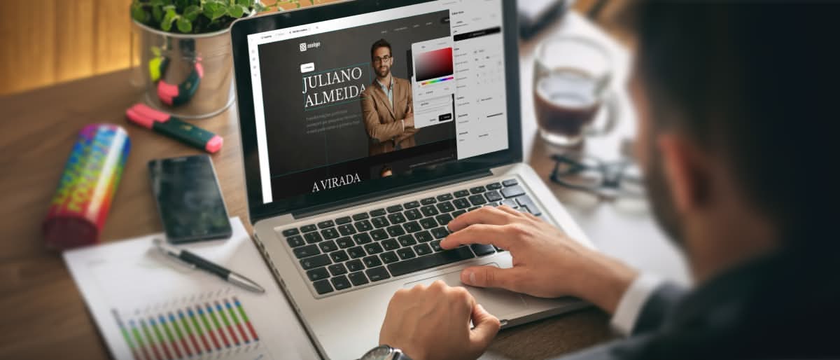 Duas pessoas em um escritório revisando o layout de um site na tela do computador