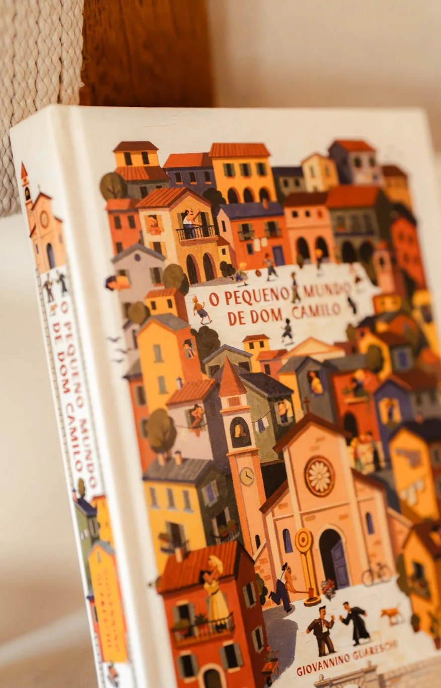 O Pequeno Mundo de Dom Camilo, livro em pé