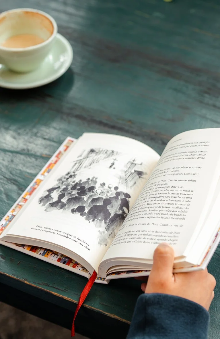 O Pequeno Mundo de Dom Camilo, livro em pé