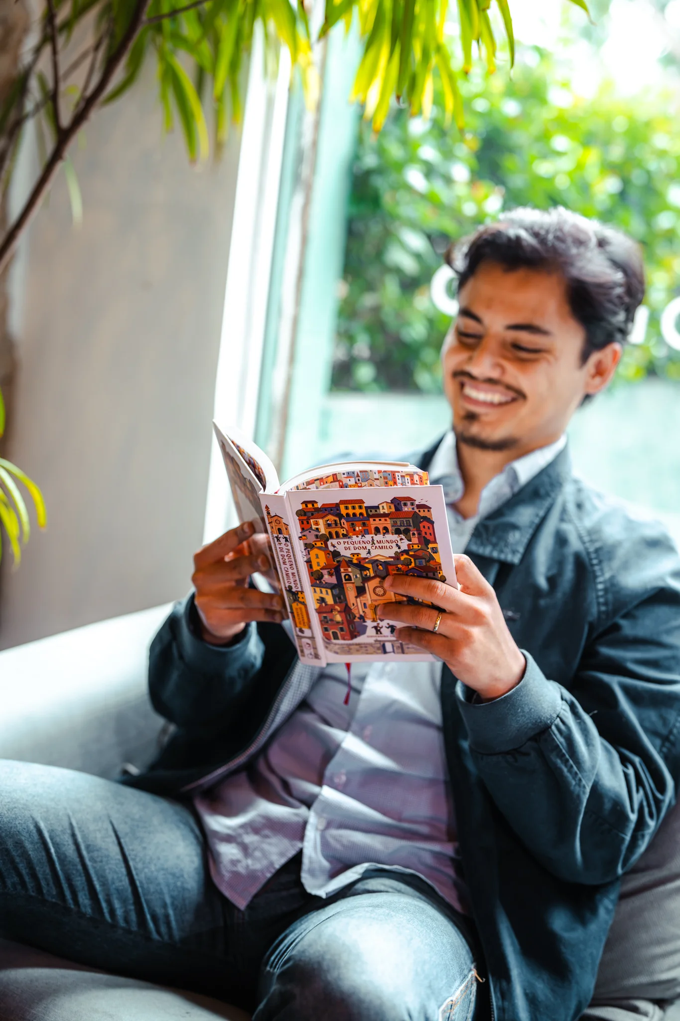O Pequeno Mundo de Dom Camilo, livro em pé