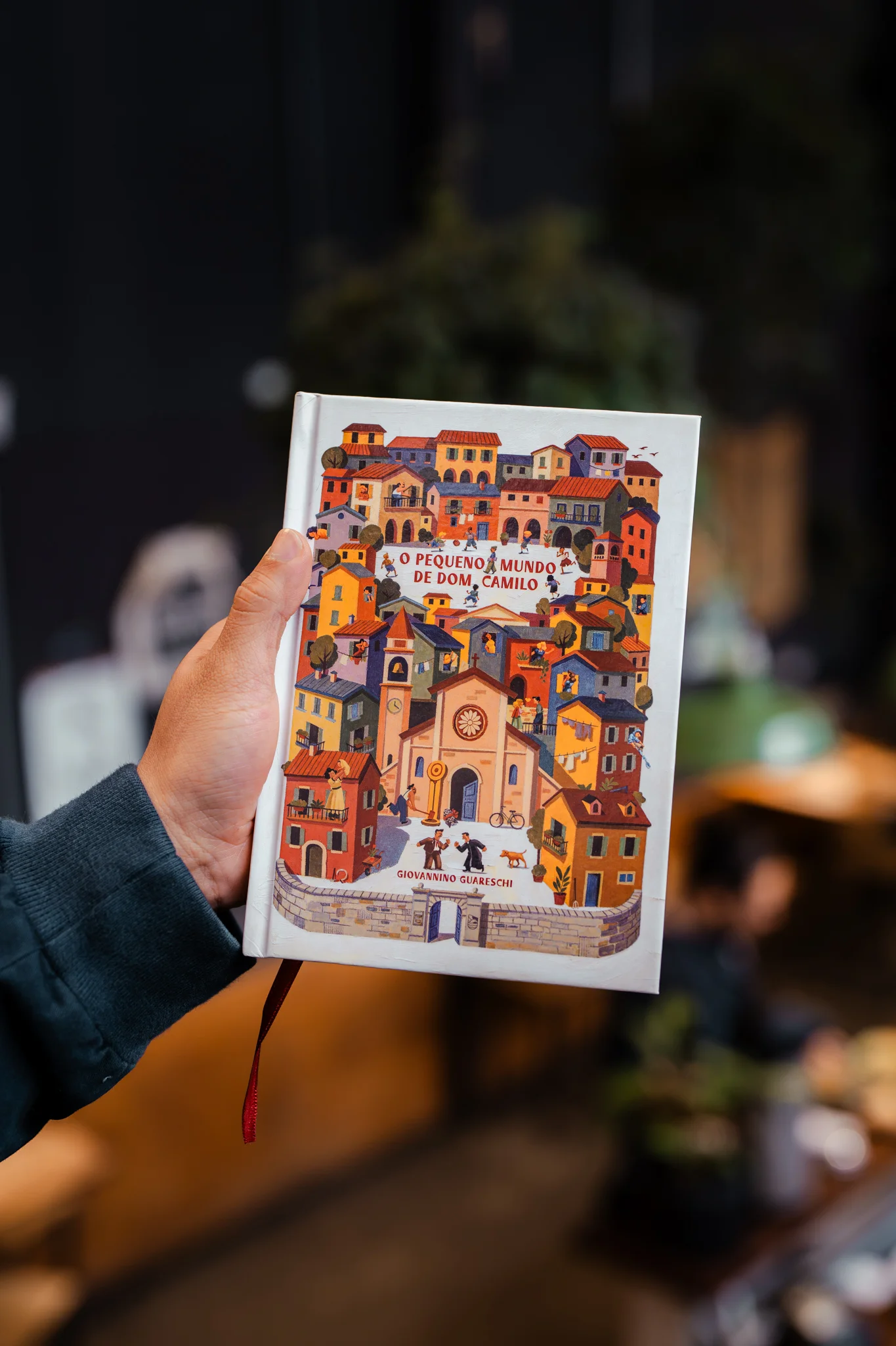 O Pequeno Mundo de Dom Camilo, livro em pé