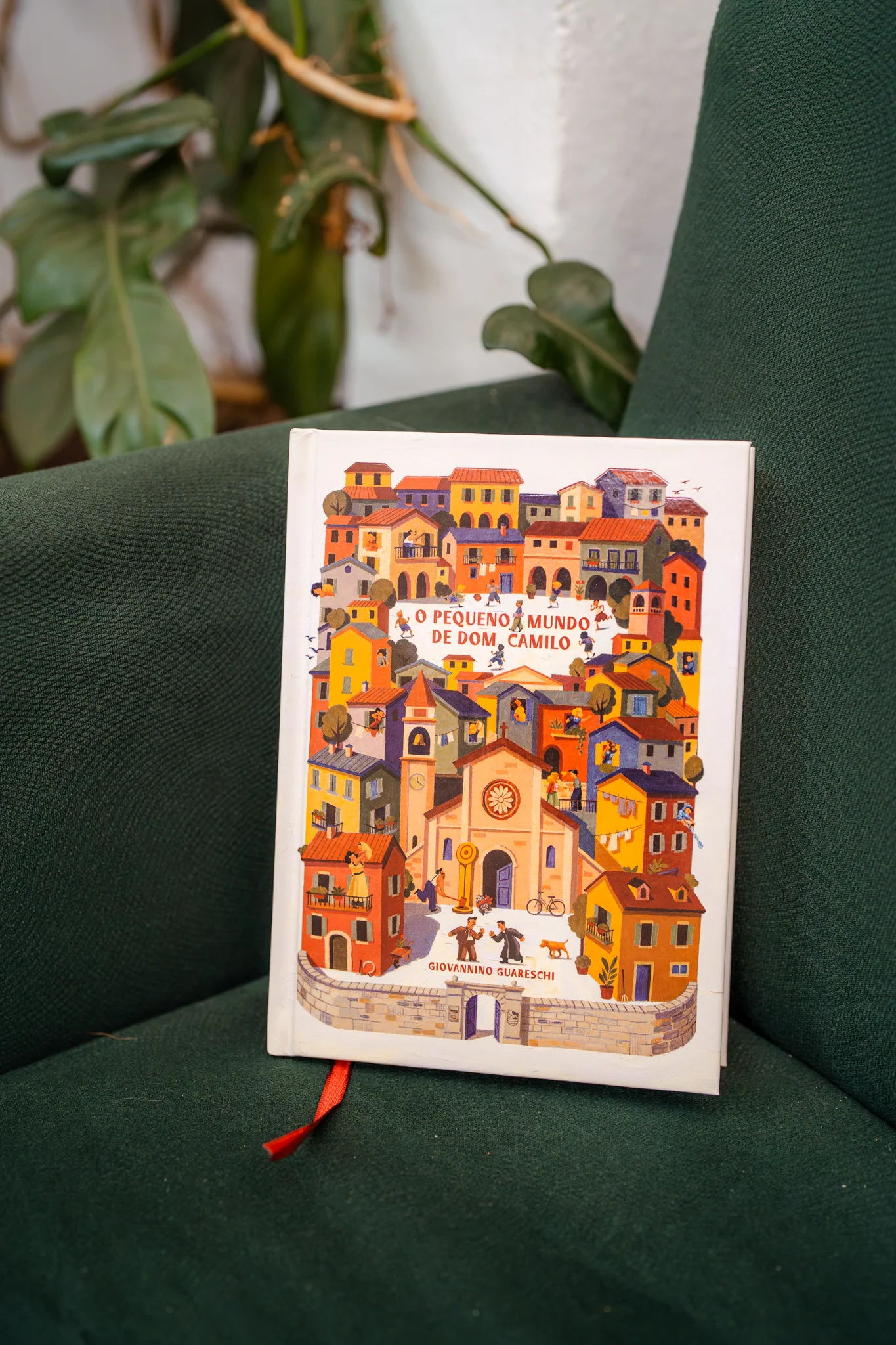 O Pequeno Mundo de Dom Camilo, livro em pé