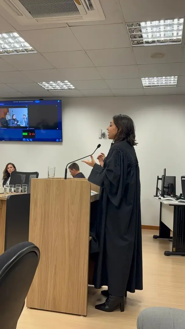 Roberta Ertel falando à tribuna durante atividade profissional