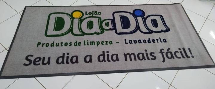 Tapete personalizado do Lojão Dia a Dia com o slogan da loja