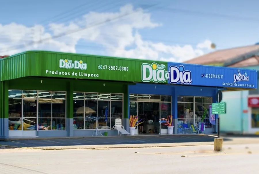 Fachada verde e azul do Lojão Dia a Dia em Taió