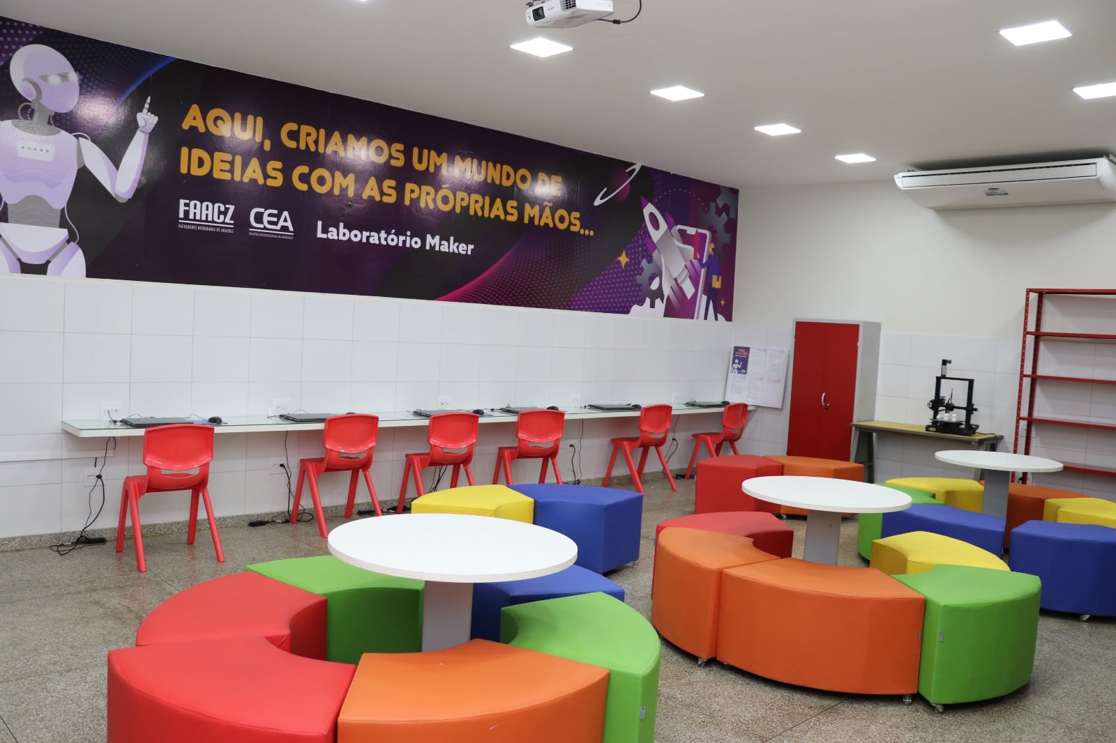 Laboratório Maker com instalações modernas