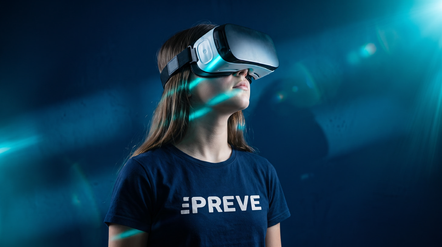 Aluna usando óculos de realidade virtual