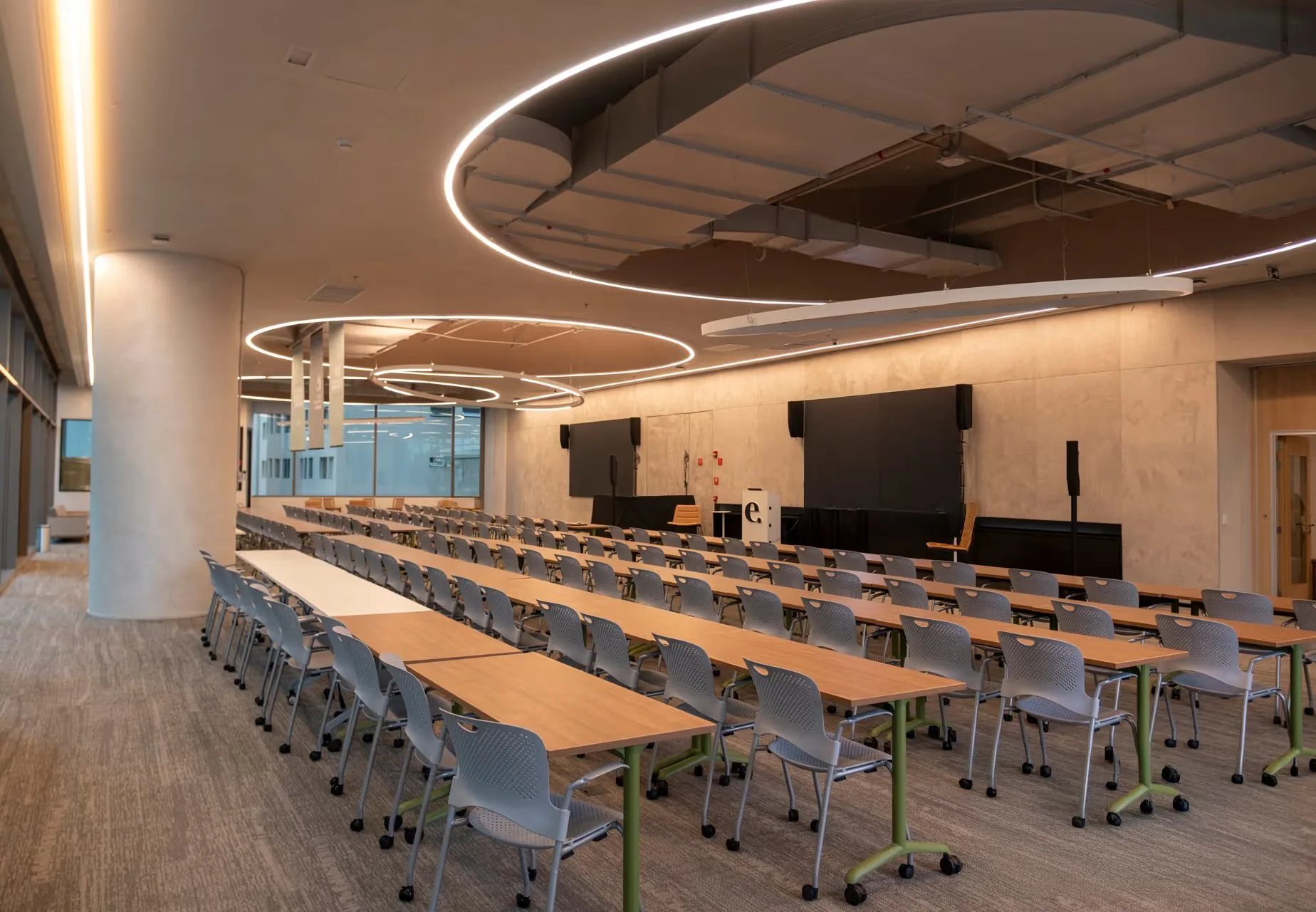 Sala de aula do campus da Saint Paul preparada para uma turma executiva