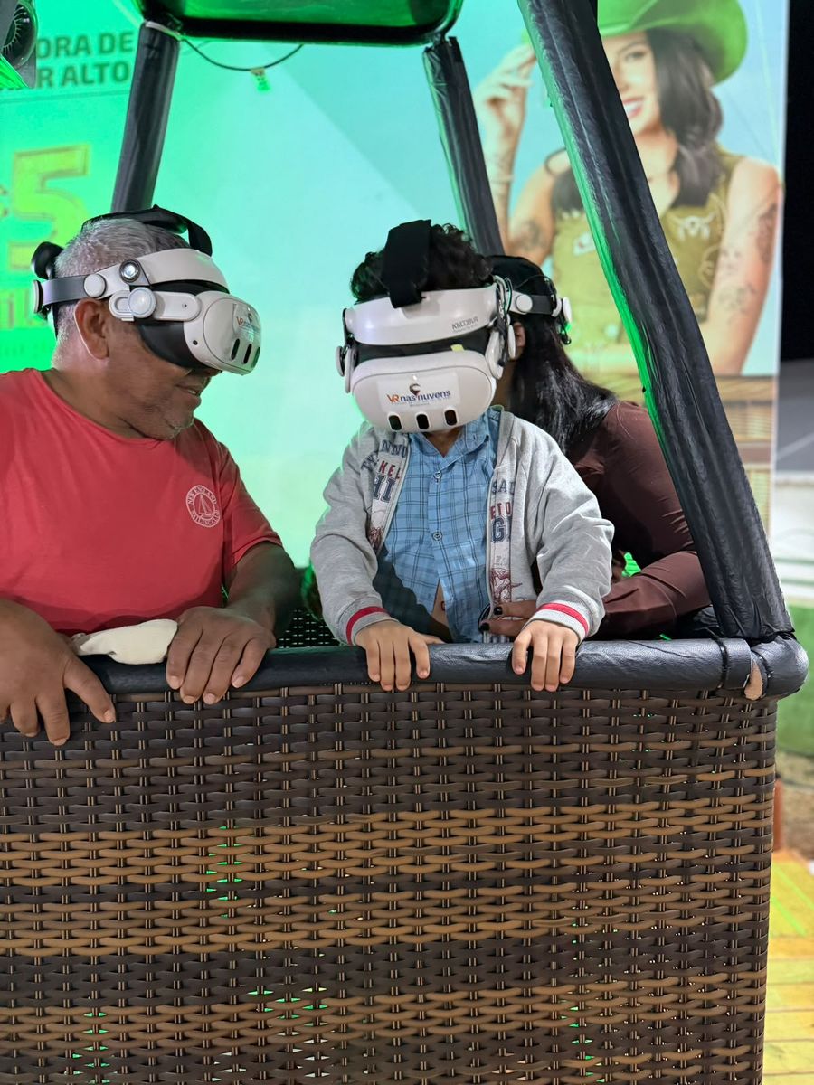 Homem e criança lado a lado no cesto, usando os óculos