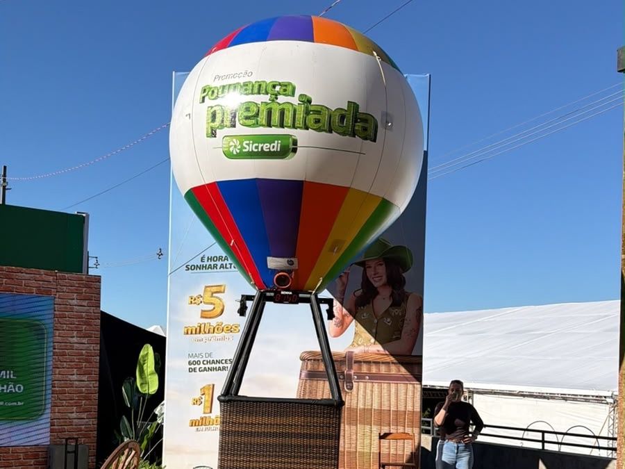 Balão inflável personalizado com a marca do patrocinador do evento