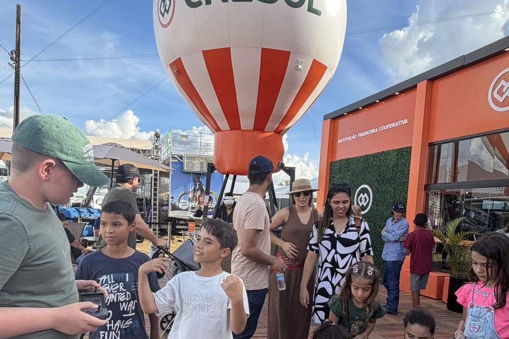 Público em volta da estrutura do VR nas Nuvens em evento de rua