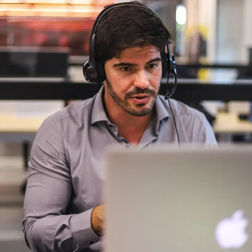 Consultor da V4 em reunião online
