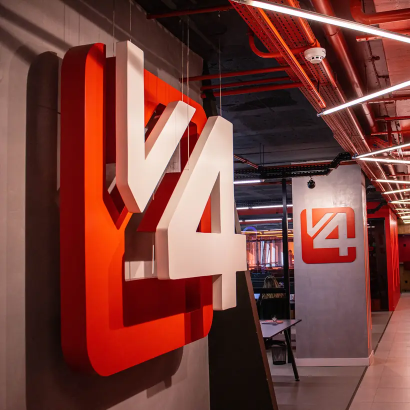 Fachada interna da V4 Company com o logo