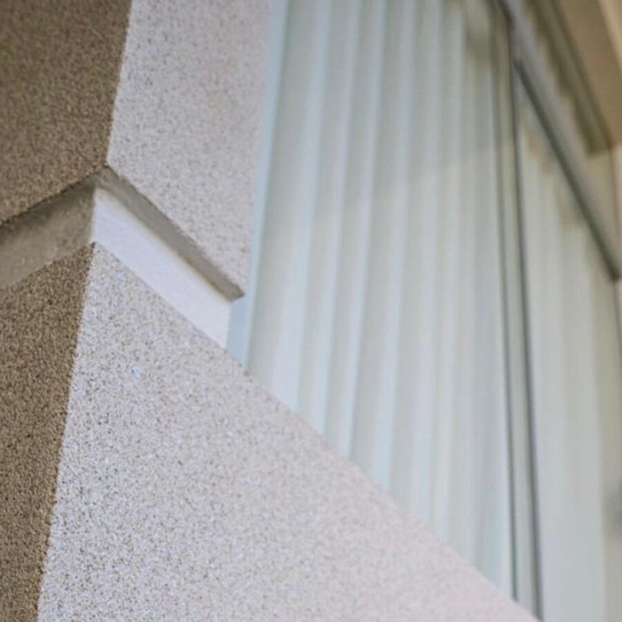 Detalhe aproximado da textura do revestimento acrílico em tom palha