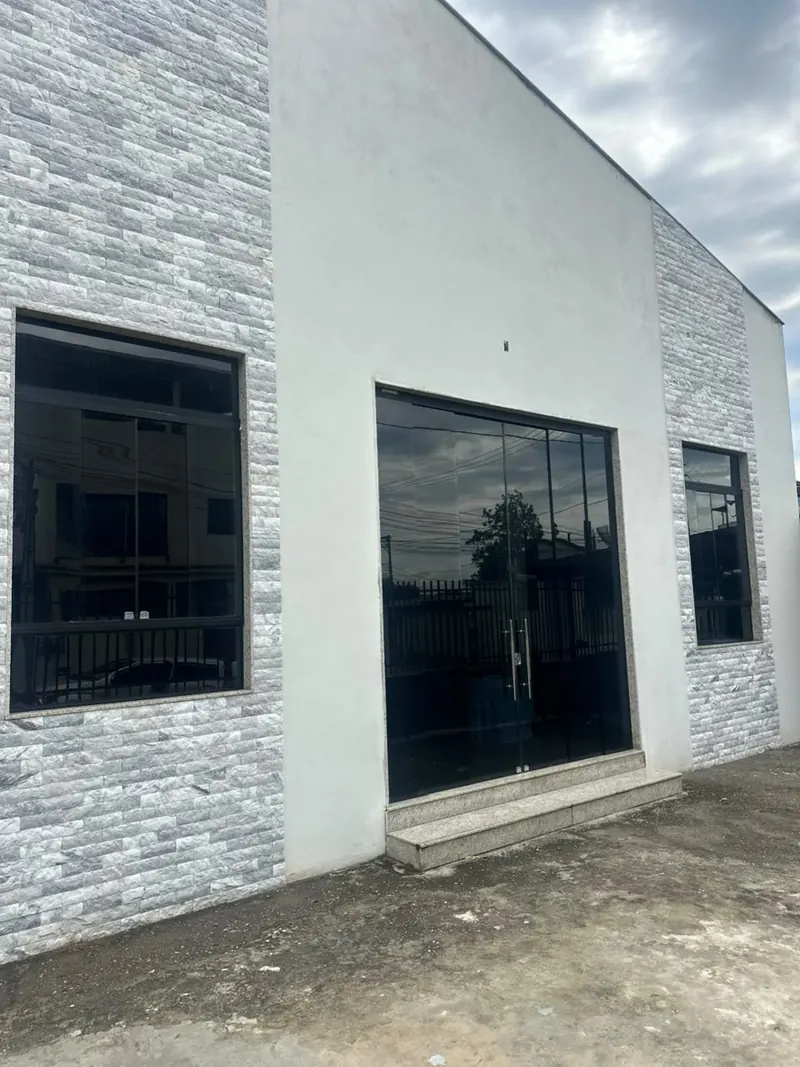Fachada e muro em Rock Face Branco