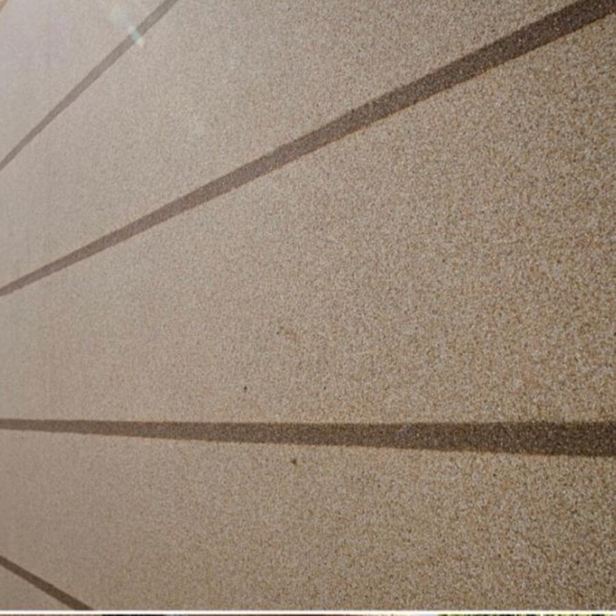Muro revestido em tom ouro com detalhes ripados