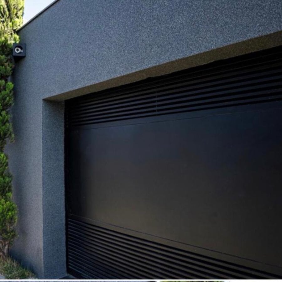 Parede de garagem com revestimento acrílico em tom preto com cinza