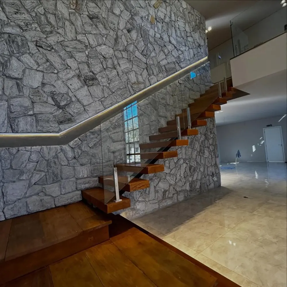Parede e escada em Pedra Codorna