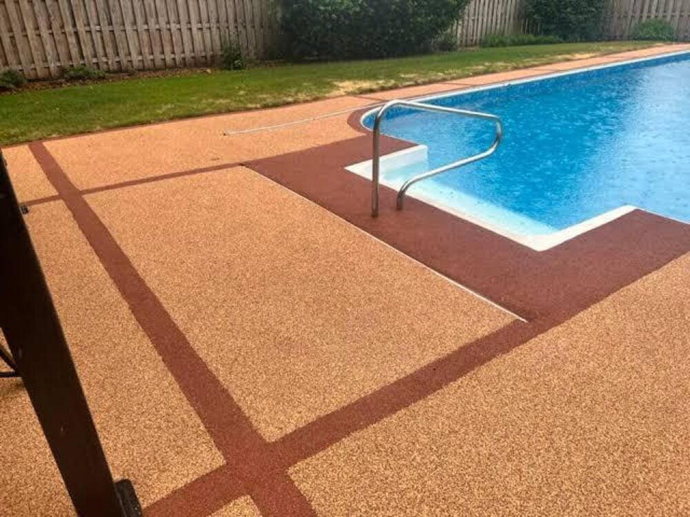 Piso drenante ao redor de piscina residencial