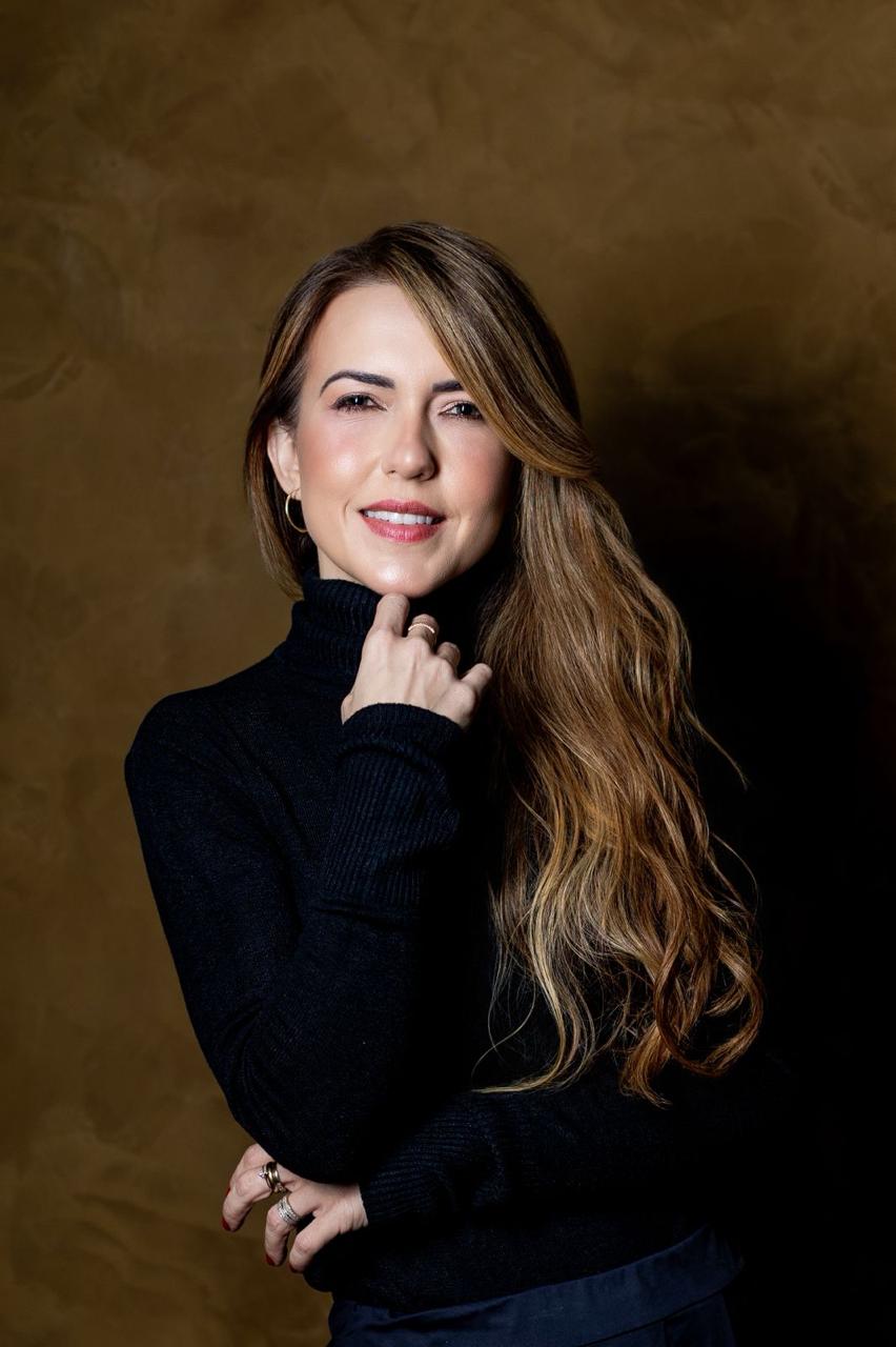 Carolina Tavares em retrato com blusa preta