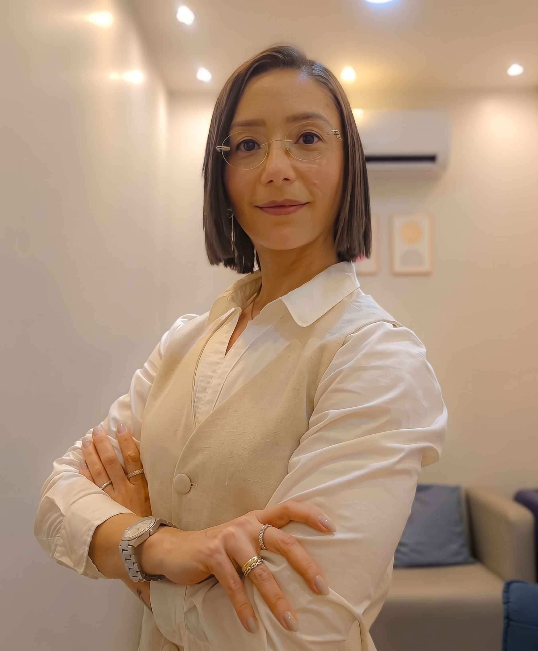 Anne Viana de camisa branca, com os braços cruzados