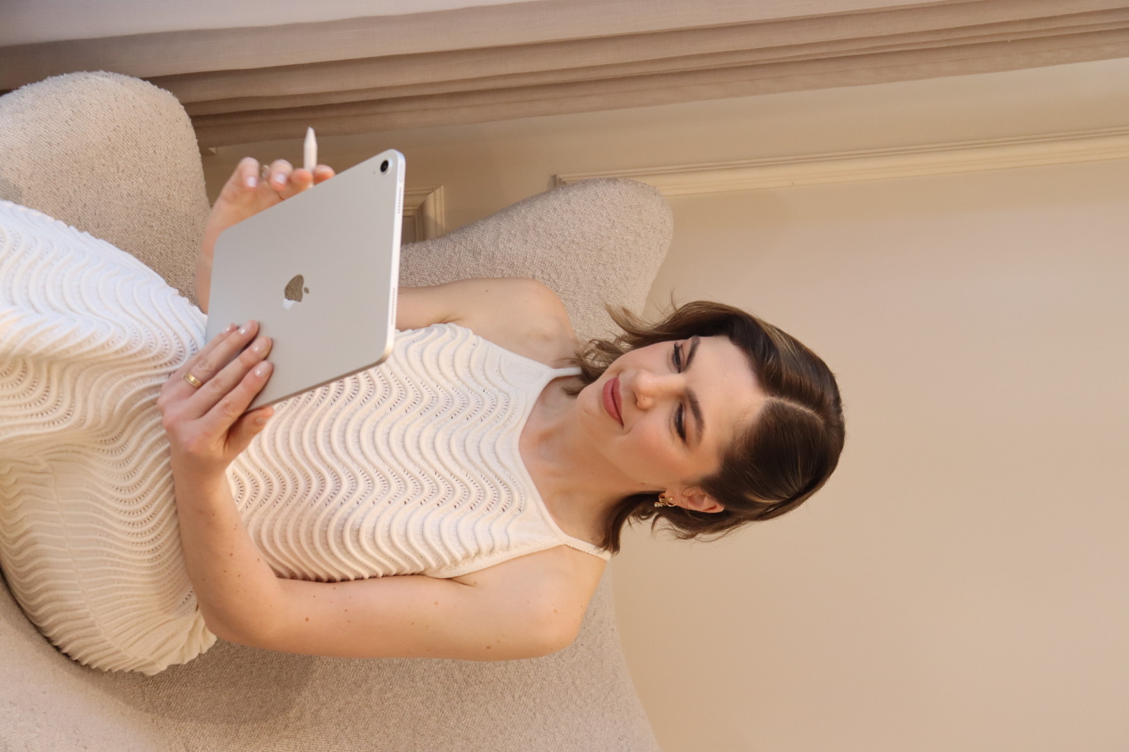 Karine Gräbin sentada com um tablet nas mãos