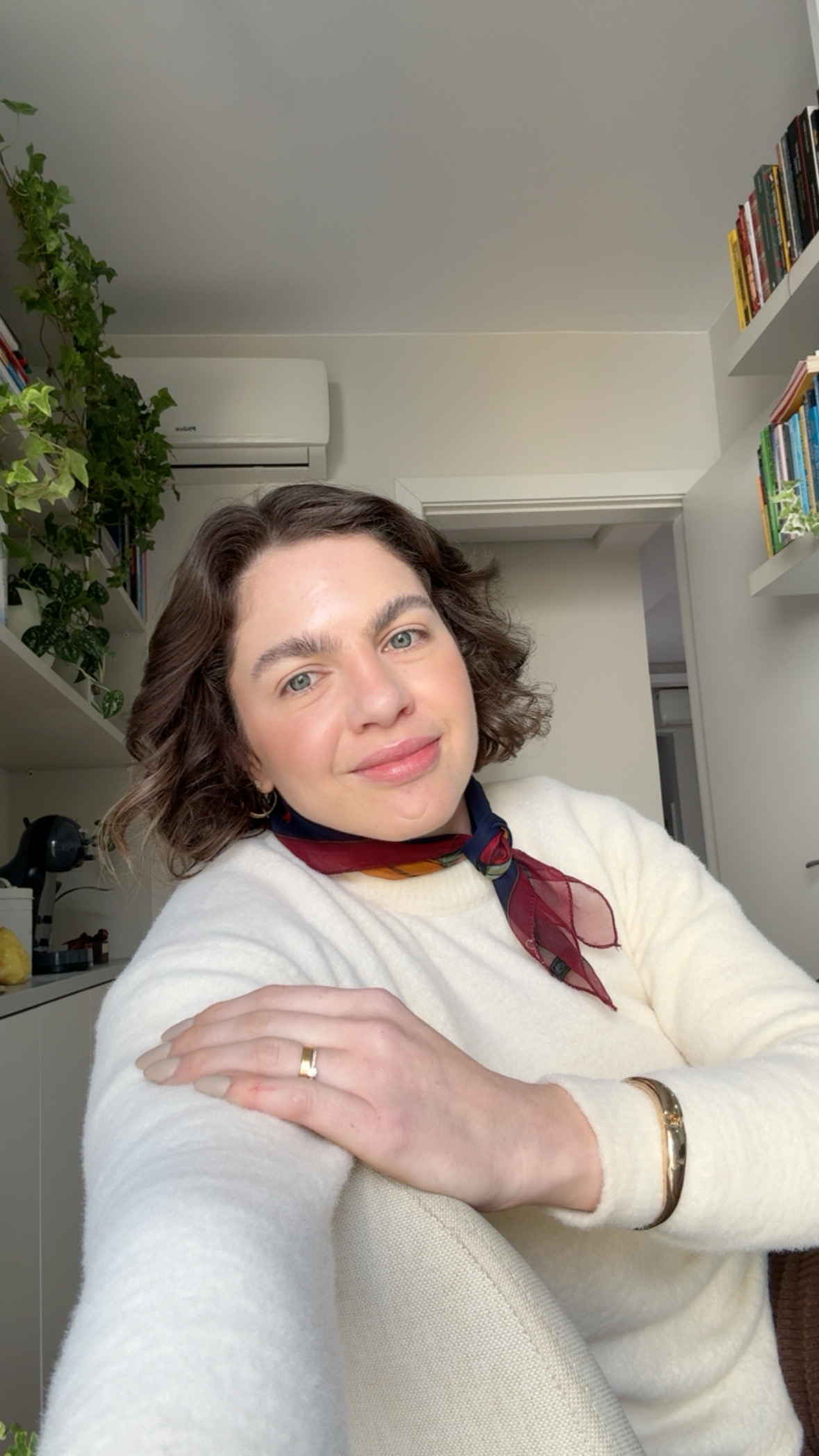 Karine Gräbin sorrindo, com os braços apoiados