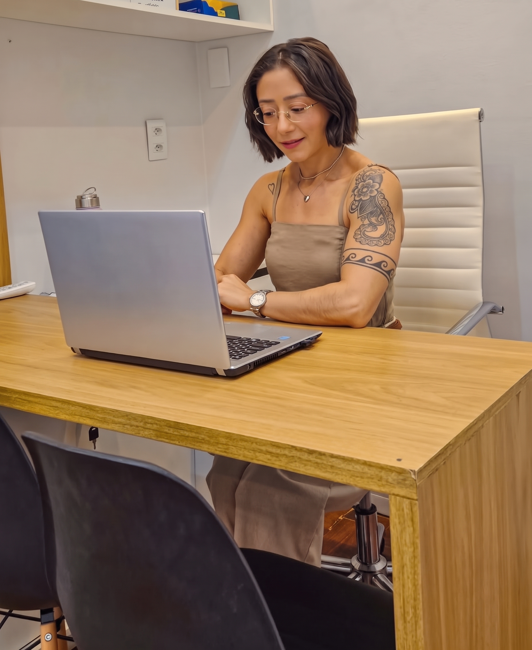 Anne Viana no consultório, em frente ao computador