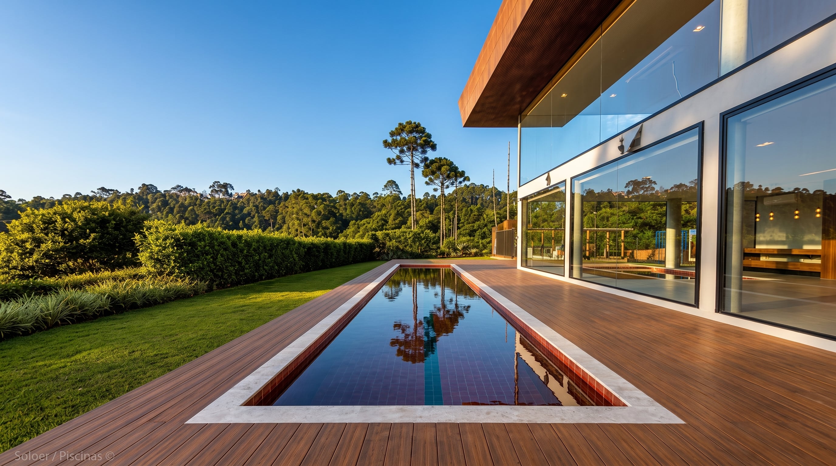Piscina de concreto armado com área externa integrada