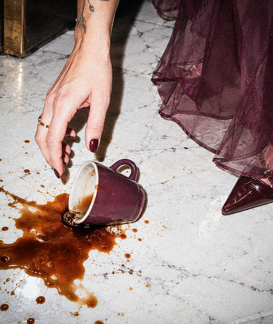 Drôle — xícara bordô derramando café